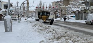 Başkale'de Yoğun Kar Yağışı 32 Mahallenin Yolunu Kapattı 