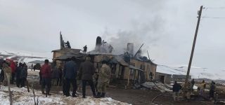 Başkale'de ev yangını