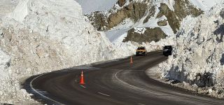 Çığ nedeniyle ulaşıma kapanan Van-Hakkari kara yolu açıldı