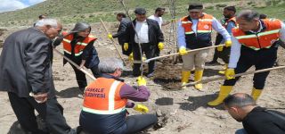 Başkale'de bin meyve fidanı toprakla buluşturuldu 