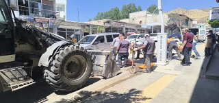 Başkale'de bozulan yollar onarılıyor