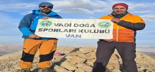 Başkale'nin İspiriz dağına 9 dağcı, zirvesine ulaştı